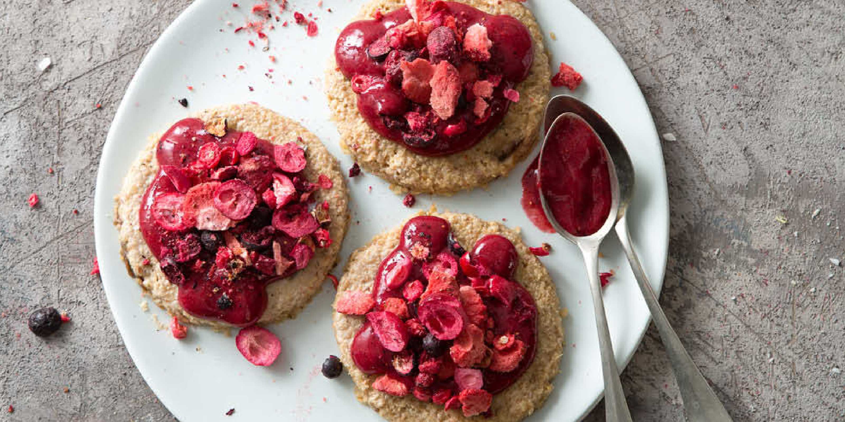 Beerensorbet auf Teigkissen