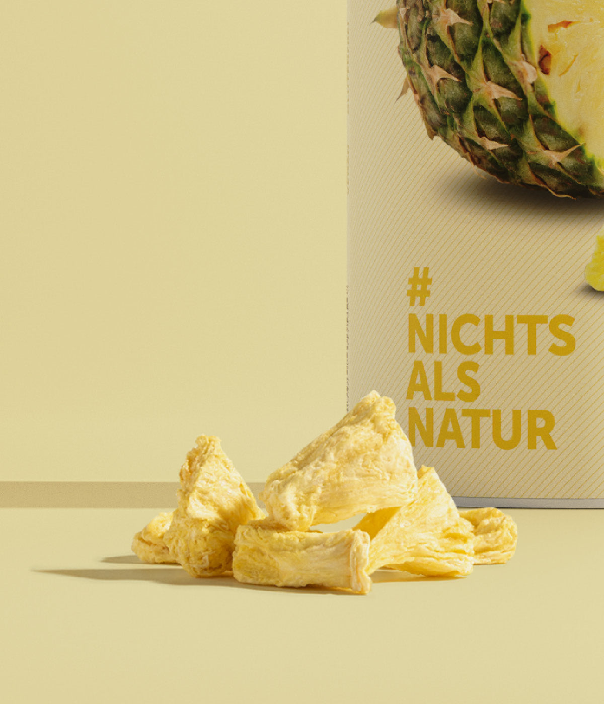 Anhäufung gefriergetrockneter Ananas neben einer Dose buah Ananas