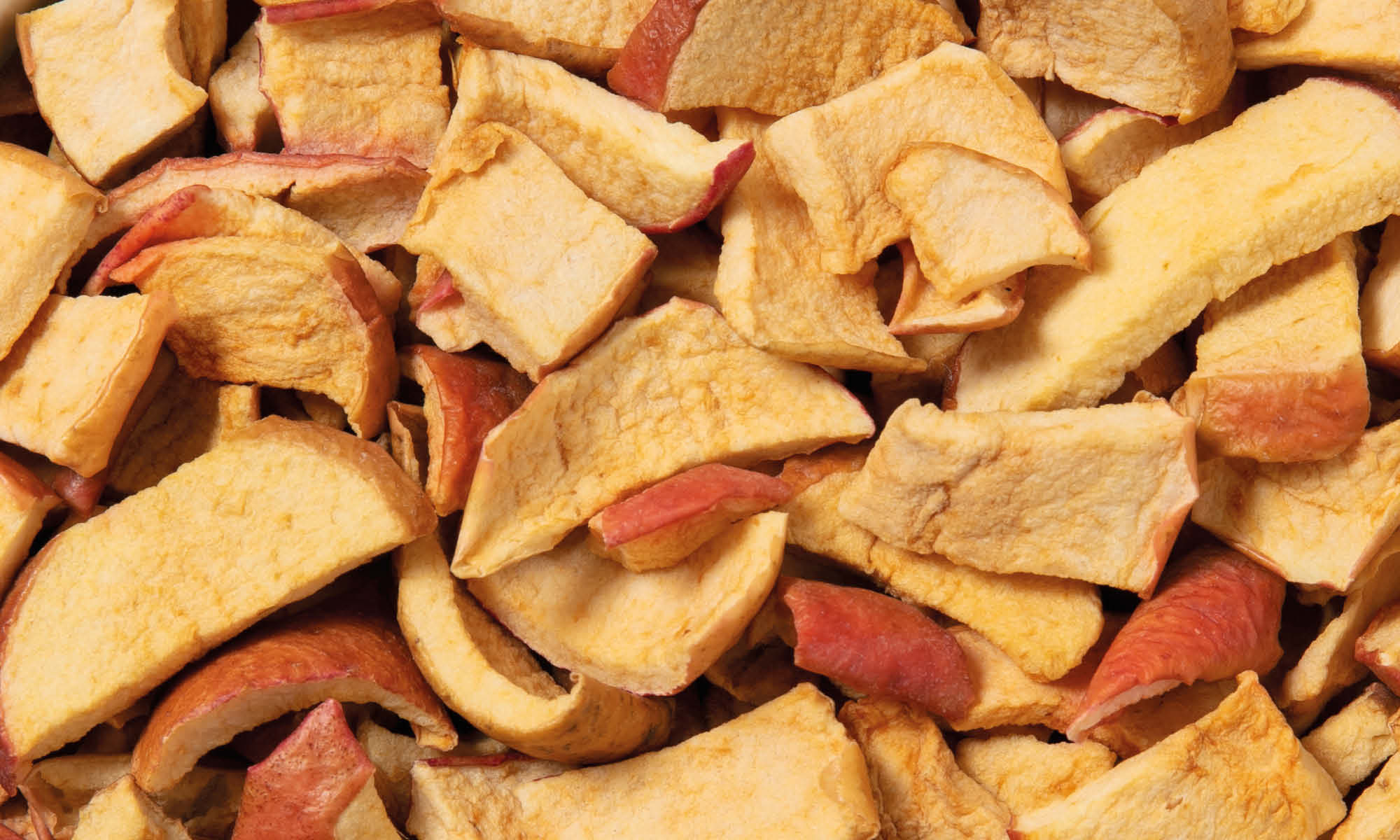 Viele Stuecke vakuumgetrockneter Apfel von buah neben und aufeinander