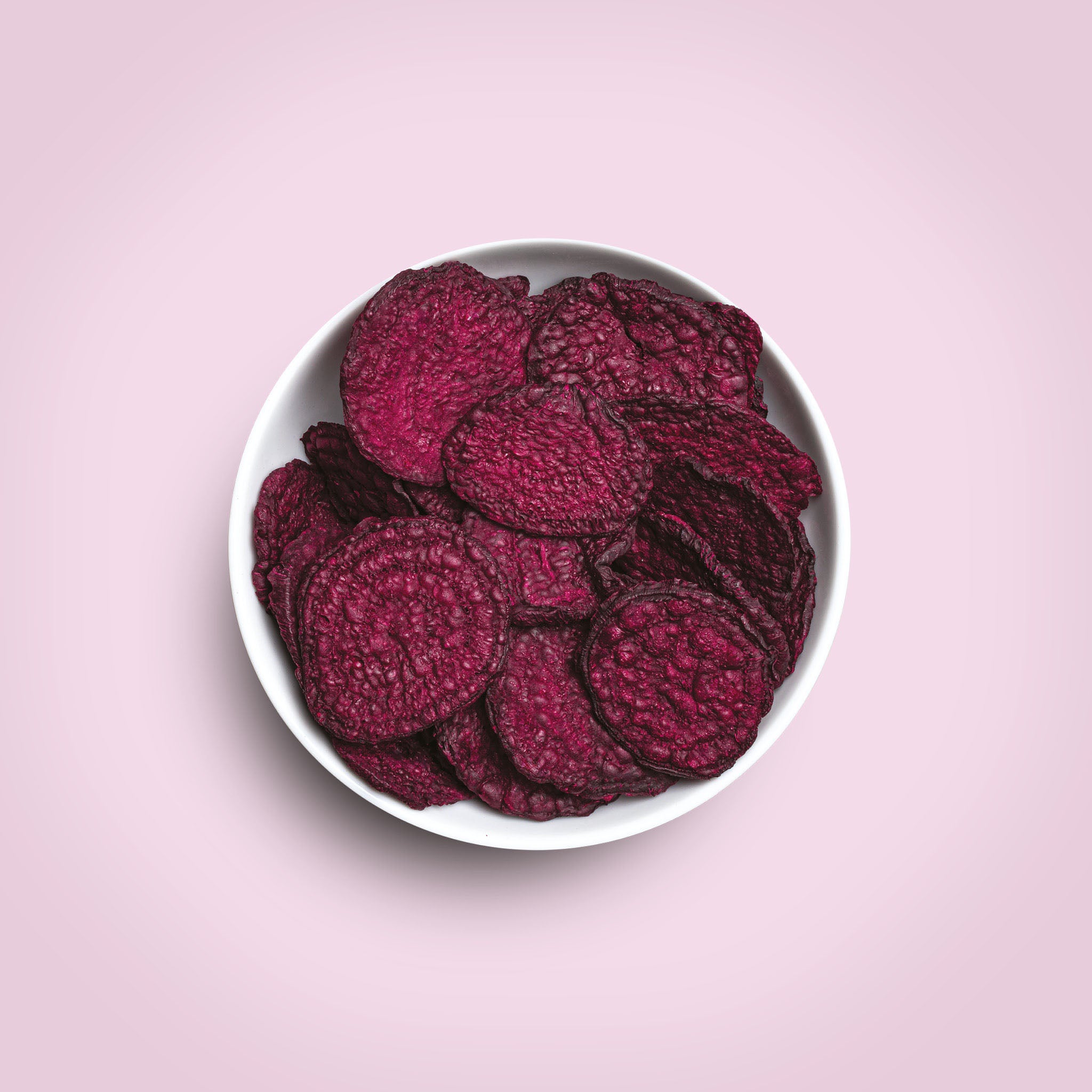 Lila und Vakuumgetrocknete Rote Bete Chips von buah in einer Schale