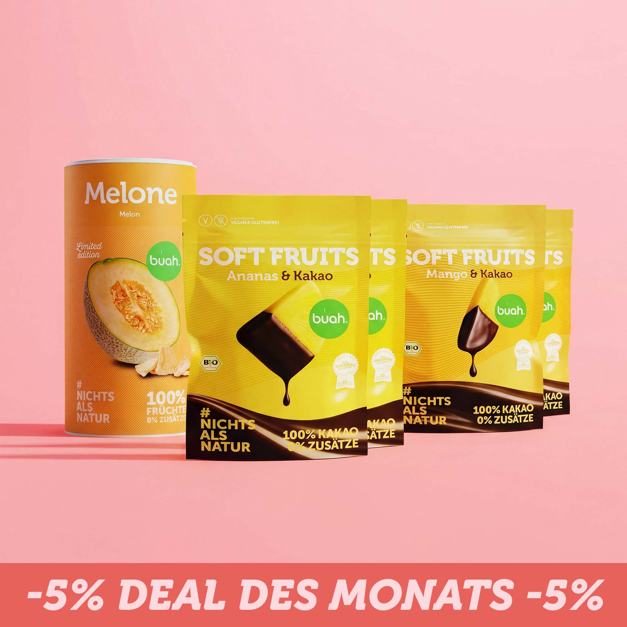 buah neuheiten set. Eine groĂe Dose buah gefriergetrocknete Melone steht neben zwei gelben Beuteln der buah Soft Fruits Ananas & Kakao und zwei gelben Beuteln Mango & Kakao vor pinkem Hintergrund. Unten zeigt ein Banner â-5% Deal des Monats -5%."