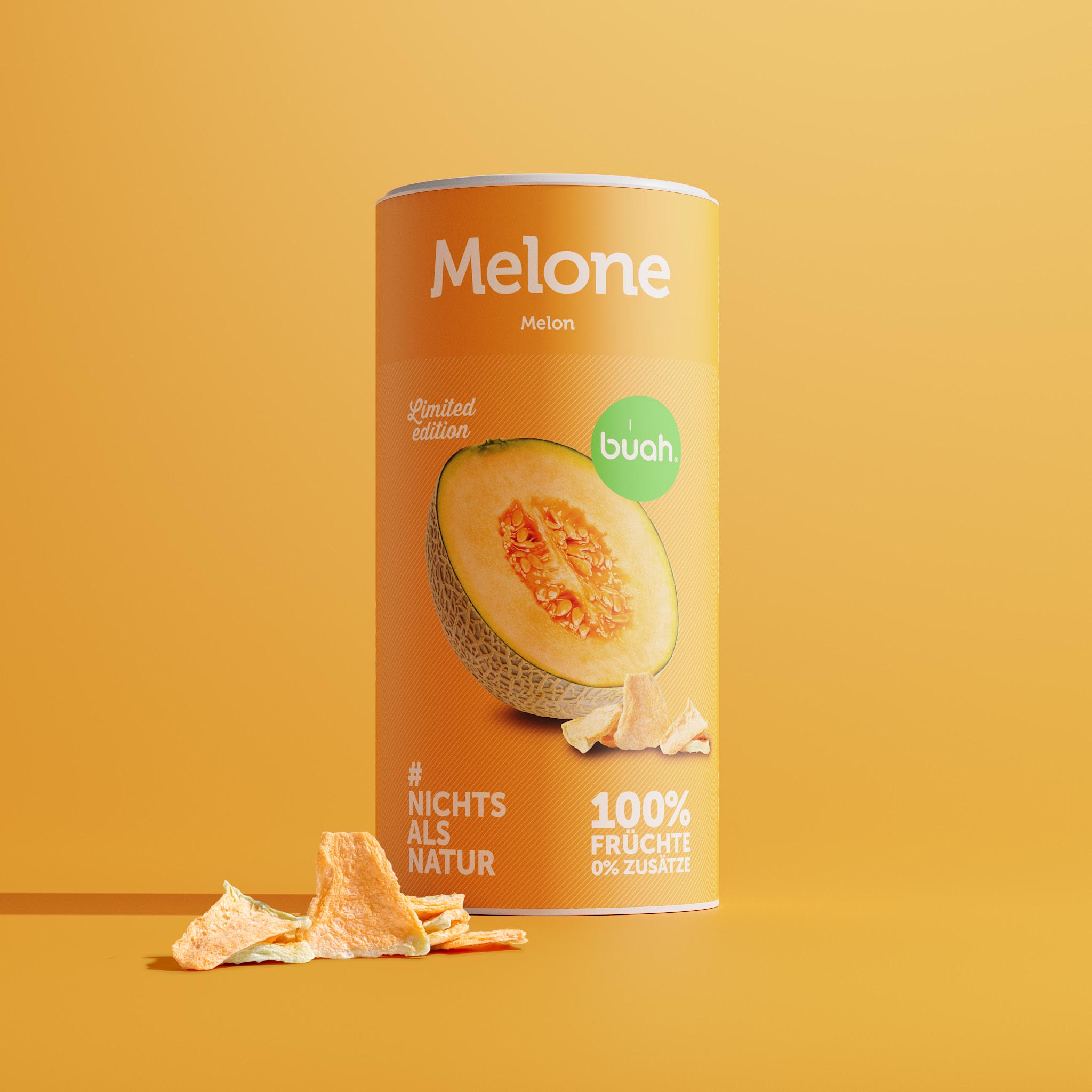 buah gefriergetrocknete Cantaloupe Melone in rosser zylinder Dose in Orange. Auf Dose Abbildung aufgeschnittener Melone. Vor Dose liegen Stuecke der Melone vor orangenem Hintergrund.