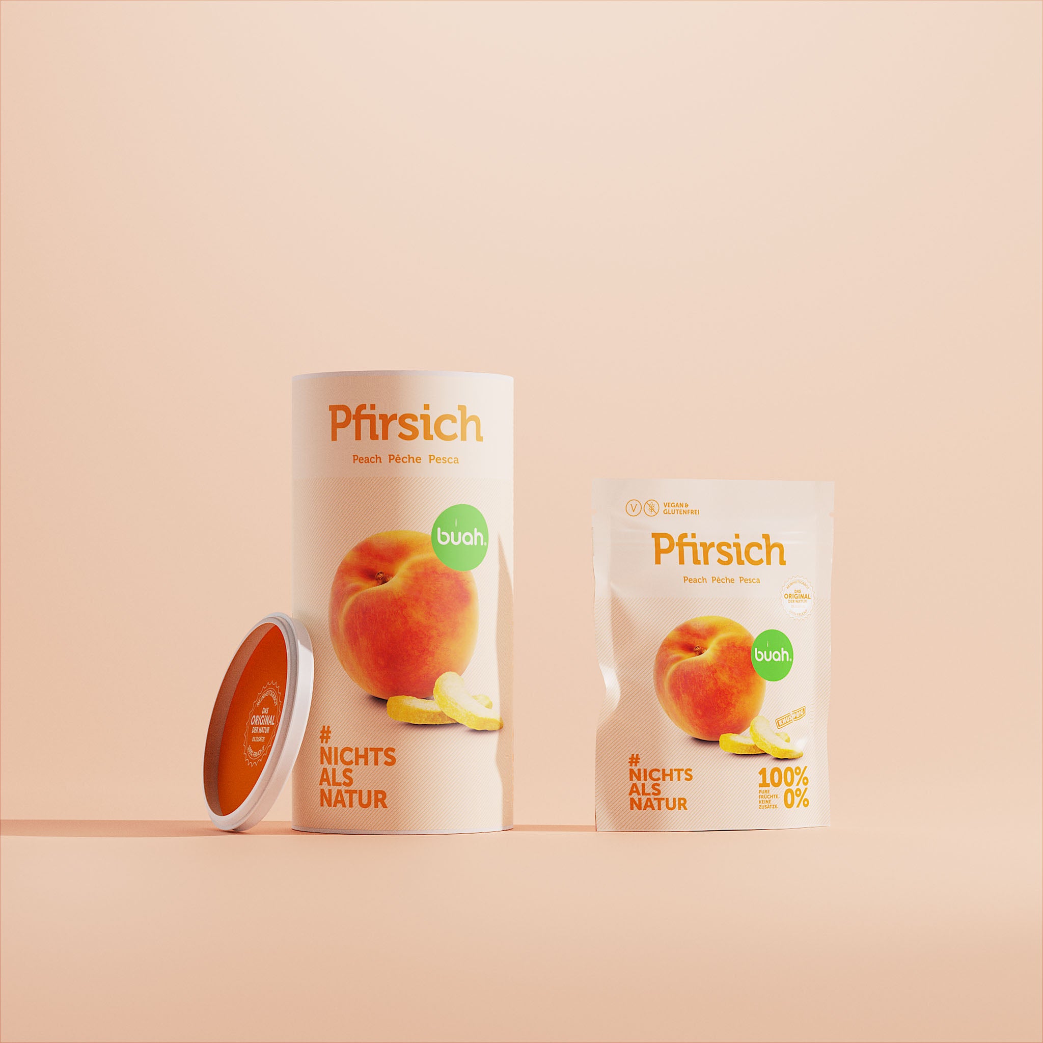 buah gefriergetrockneter Pfirsich im Snackpack neben einer Dosse Pfirsich vor hellem Hintergrund