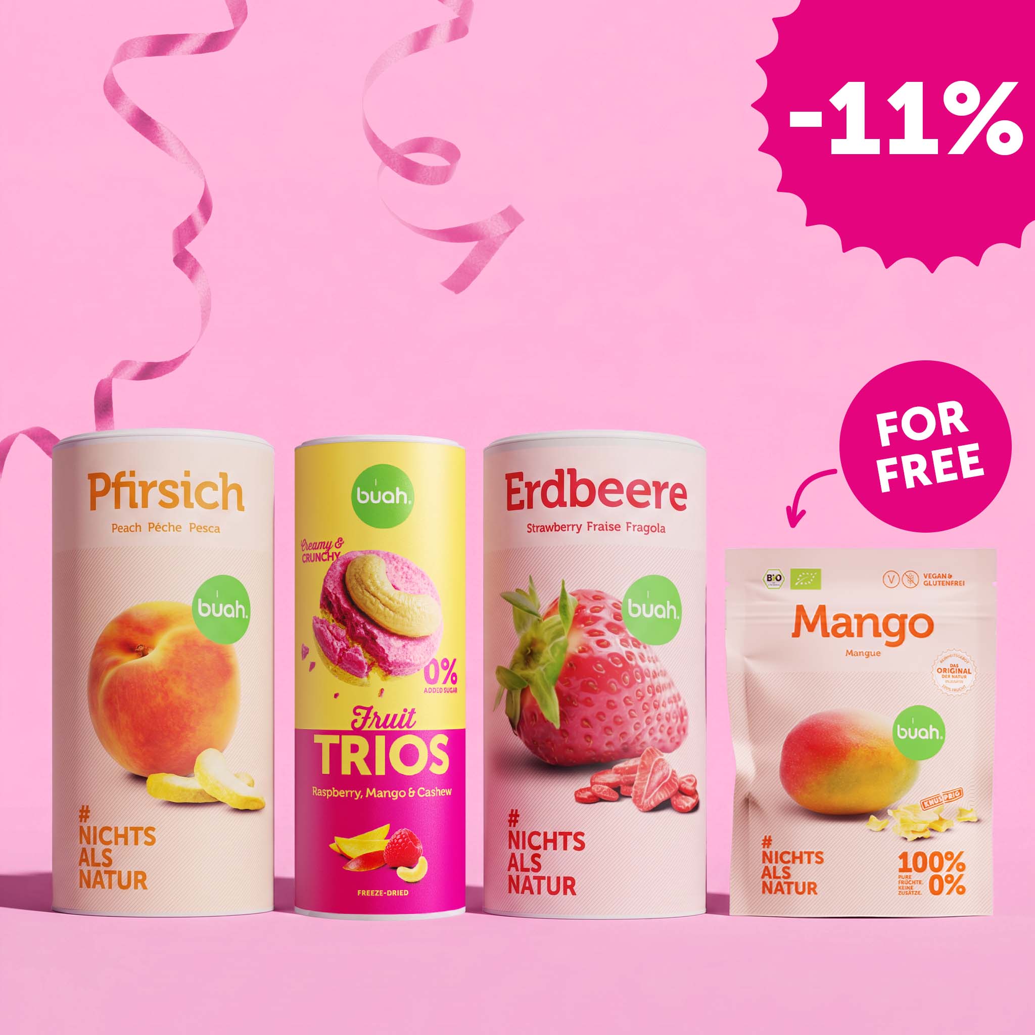 Drei groĂe buah Dosen (Pfirsich, Fruit TRIOS Raspberry-Mango-Cashew und Erdbeere) stehen neben einem kleinen Beutel Mango vor einem pinken Hintergrund mit rosa Luftschlangen. Oben rechts ist ein gezackter Badge mit â-11%â, ĂŒber dem Beutel steht in einer weiĂen Blase âFOR FREEâ.