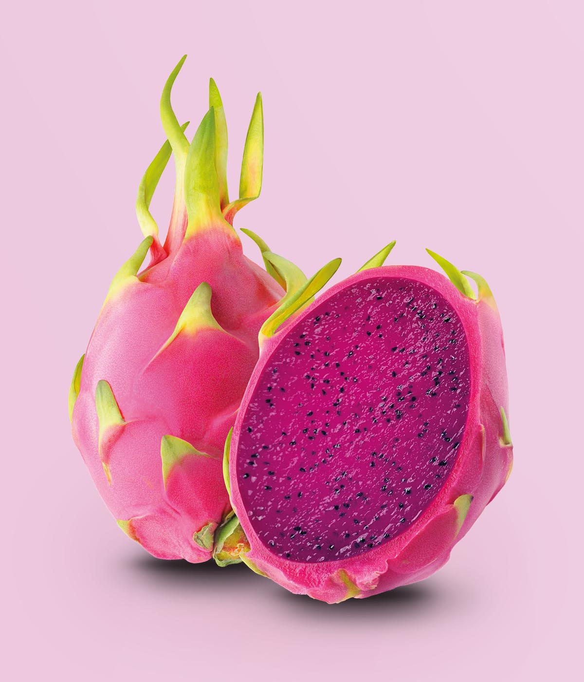 Abbildung einer frischen Drachenfrucht mit pinker Schale, daneben eine aufgeschnitte Drachenfrucht vor rosa Hintergrund