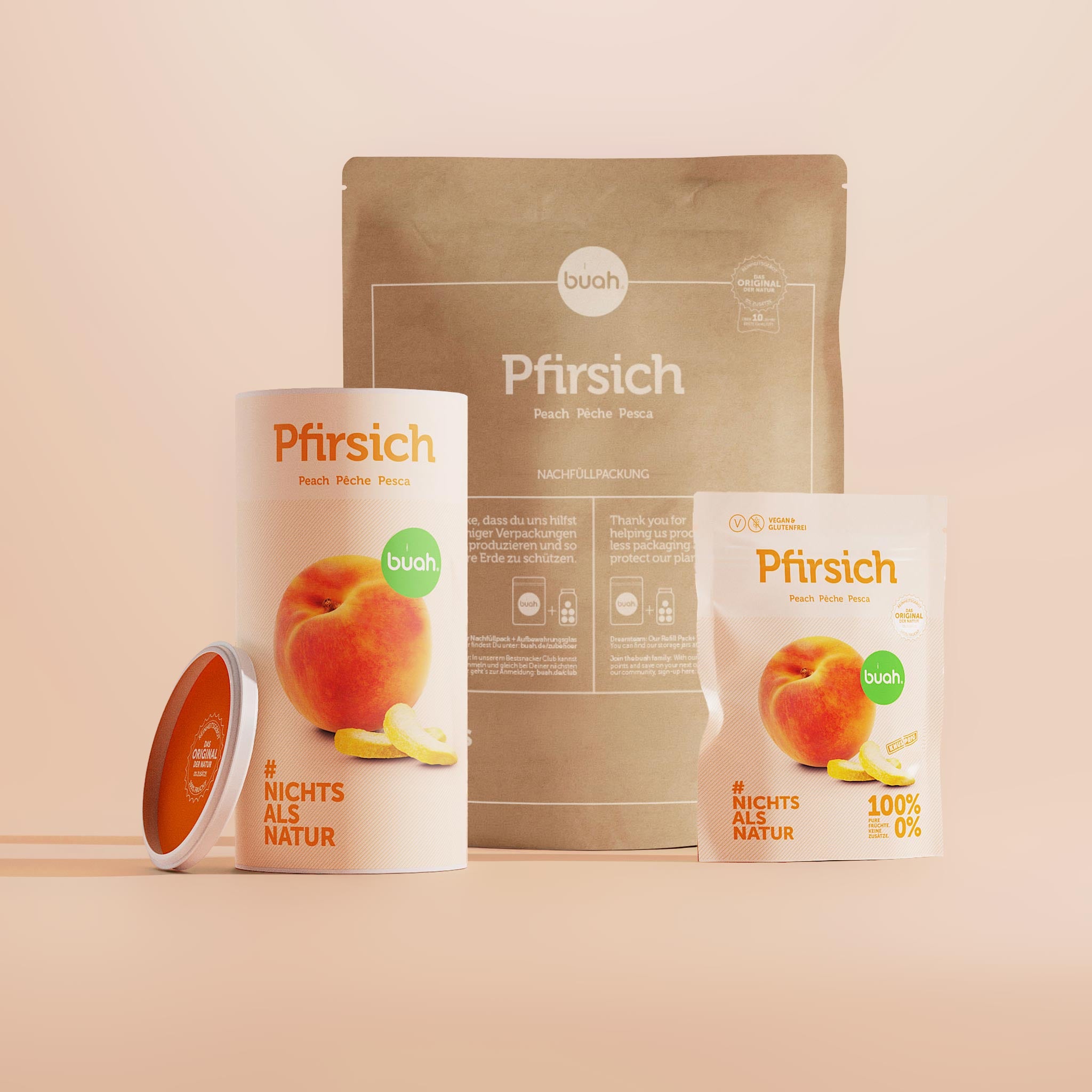 Die Produktrange der Sorte Pfirsich vor einem beigefarbenen Hintergrund: Hinten steht eine große Nachfüllpackung aus Kraftpapier. Davor stehen eine geöffnete große Dose, deren roter Deckel daneben lehnt, und ein kleiner Snack-Beutel.