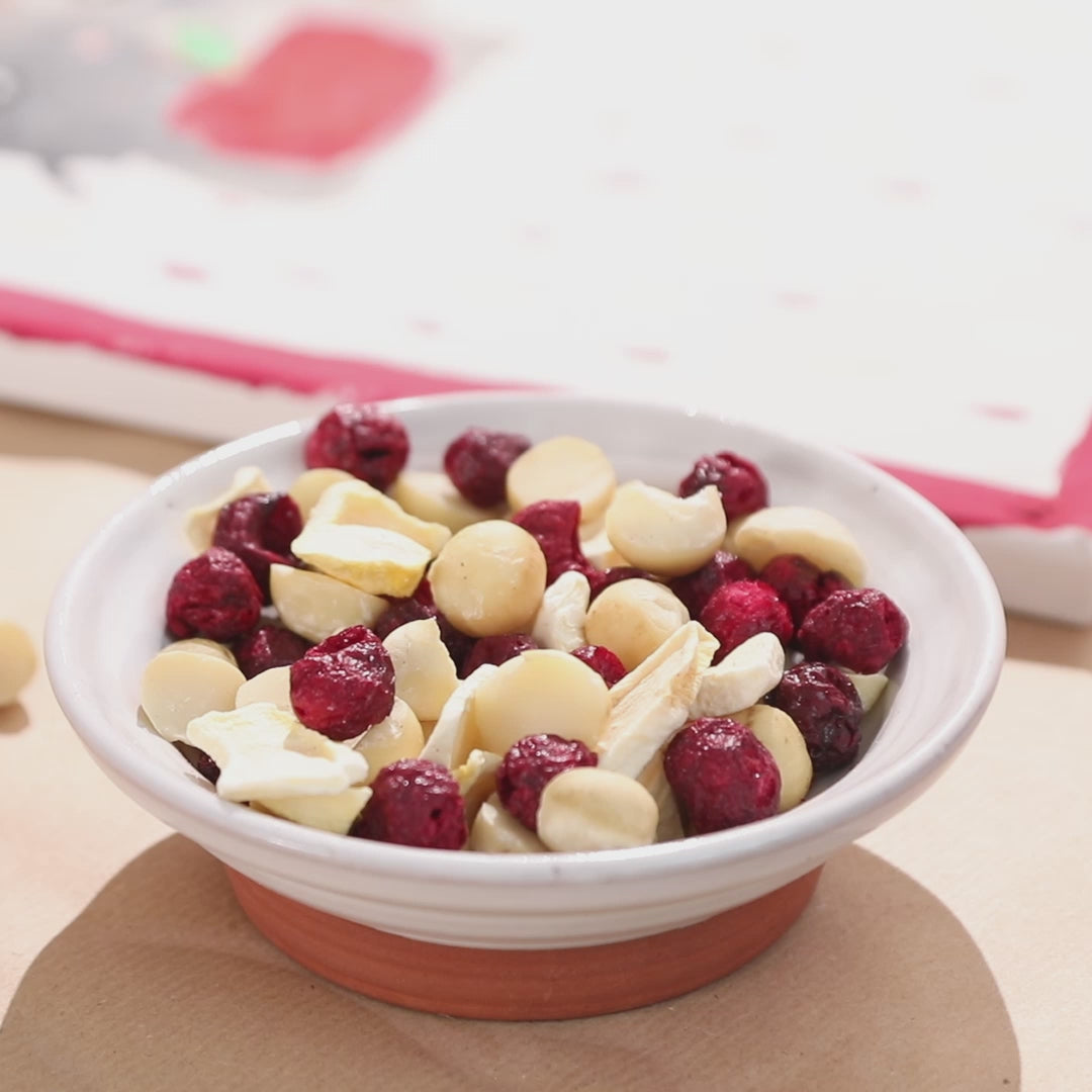 Video der neuen super leckeren buah Frucht & Nuss Mischung mit Sauerkirsche, mango und Macadamia in einer Schale