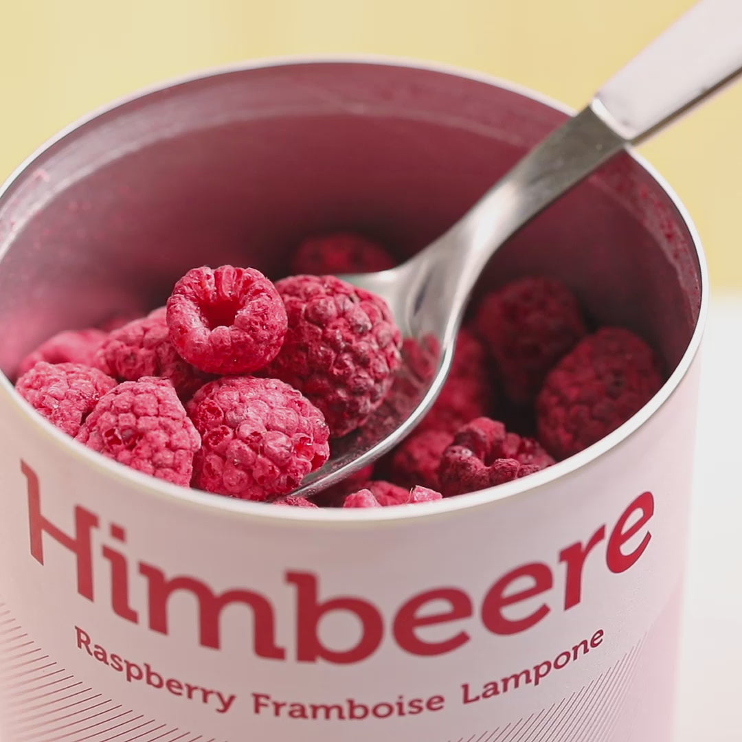 Video einer Person, die mit einem Loeffel buah Himbeeren aus der Dose in eine Schale gibt