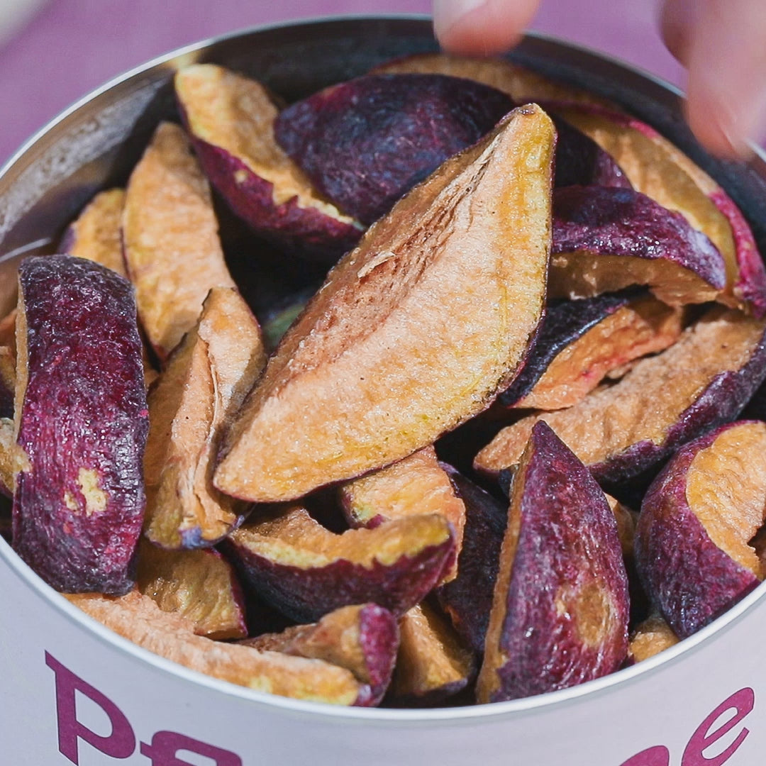 Video einer Hand, die in eine volle Dose buah gefriergetrocknete Pflaume greift und einen Schnitz der Pflaume herausnimmt