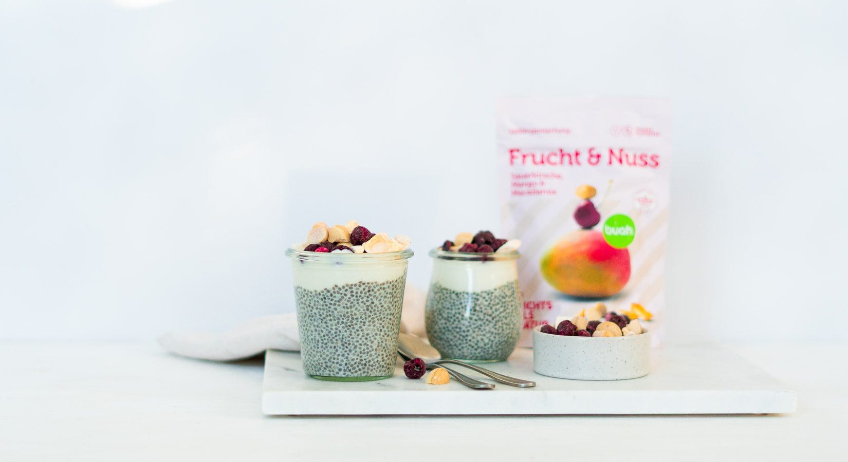 Chia Pudding mit Frucht & Nuss Sauerkirsche, Mango & Macadamia