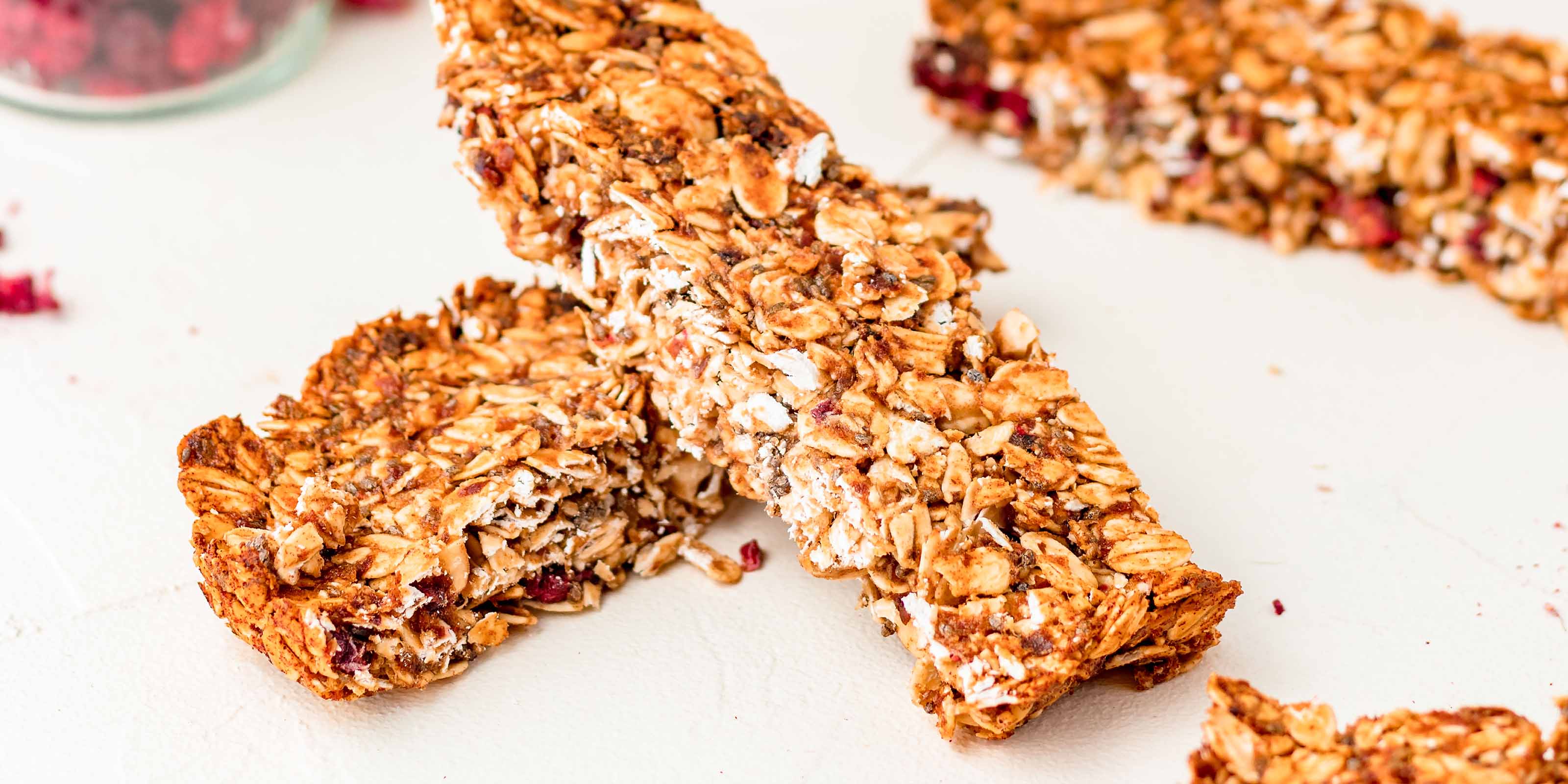 Müsliriegel mit gefrier-getrockneten Himbeeren