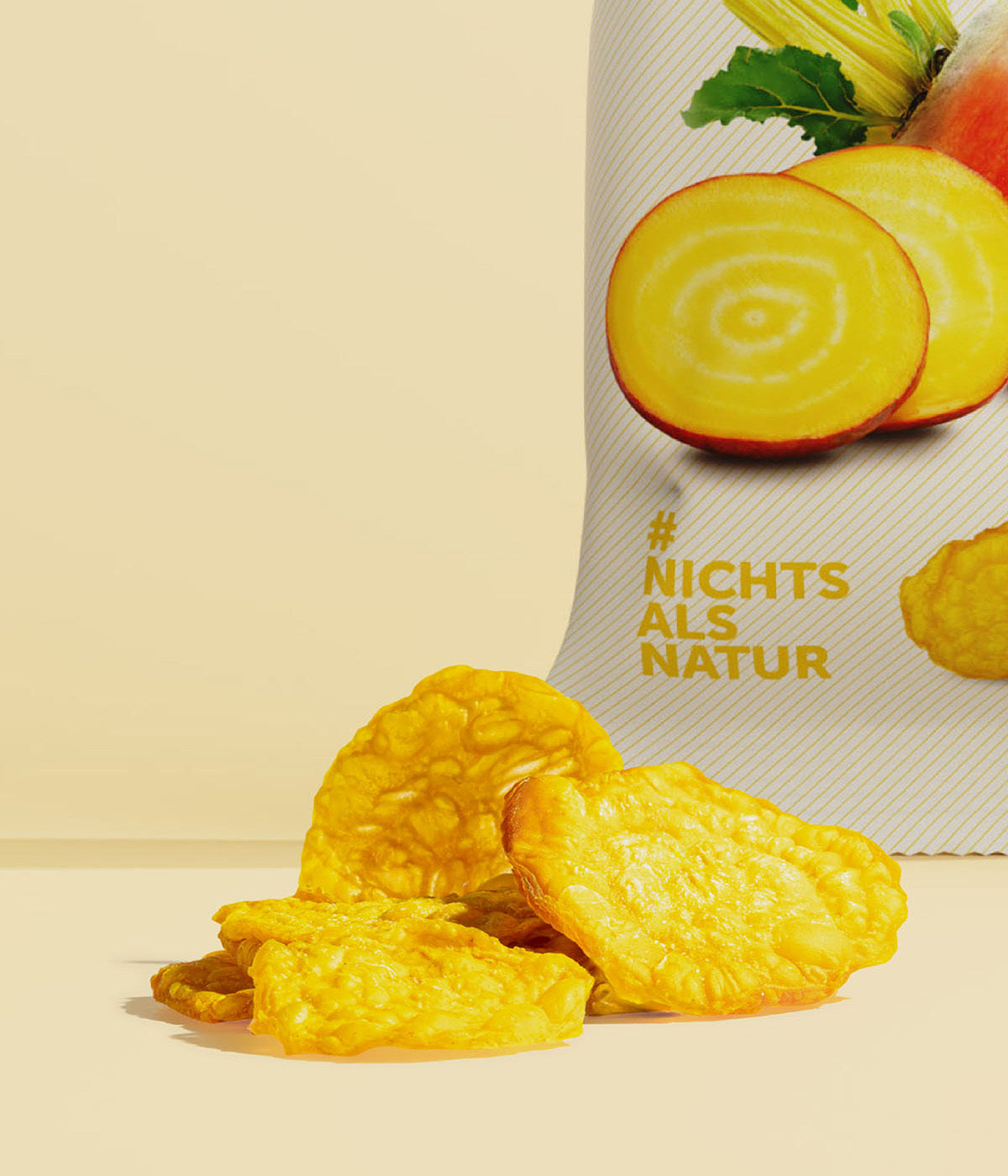 Vakuumgetrocknete Gelbe Bete Chips vor einer Packung buah Gemuesechips