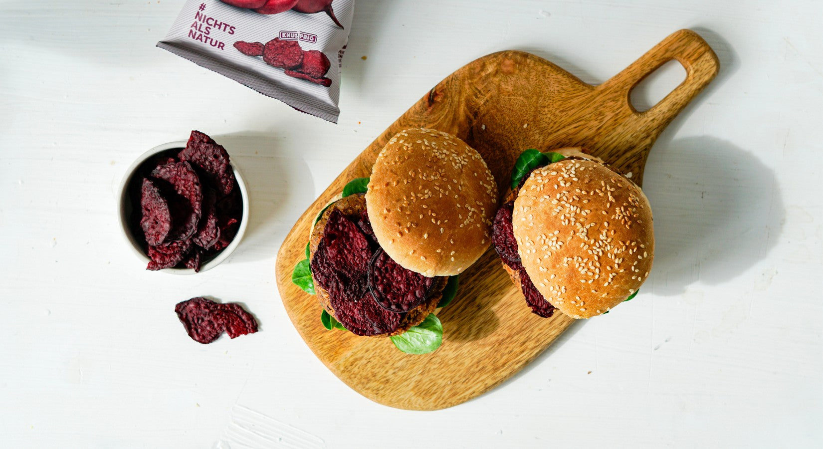 Gemueseburger mit veganem Pattie und buah vakuumgetrockneter roter Bete