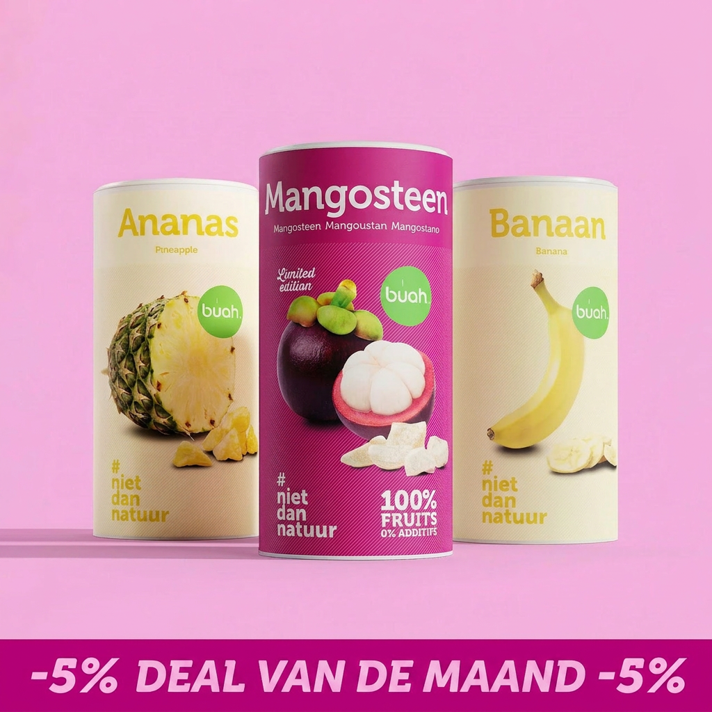 Drie grote bussen buah gevriesdroogd fruit in de smaken ananas, mangosteen en banaan staan naast elkaar tegen een roze achtergrond. Onderaan staat een banner met "-5% Deal van de Maand -5%".