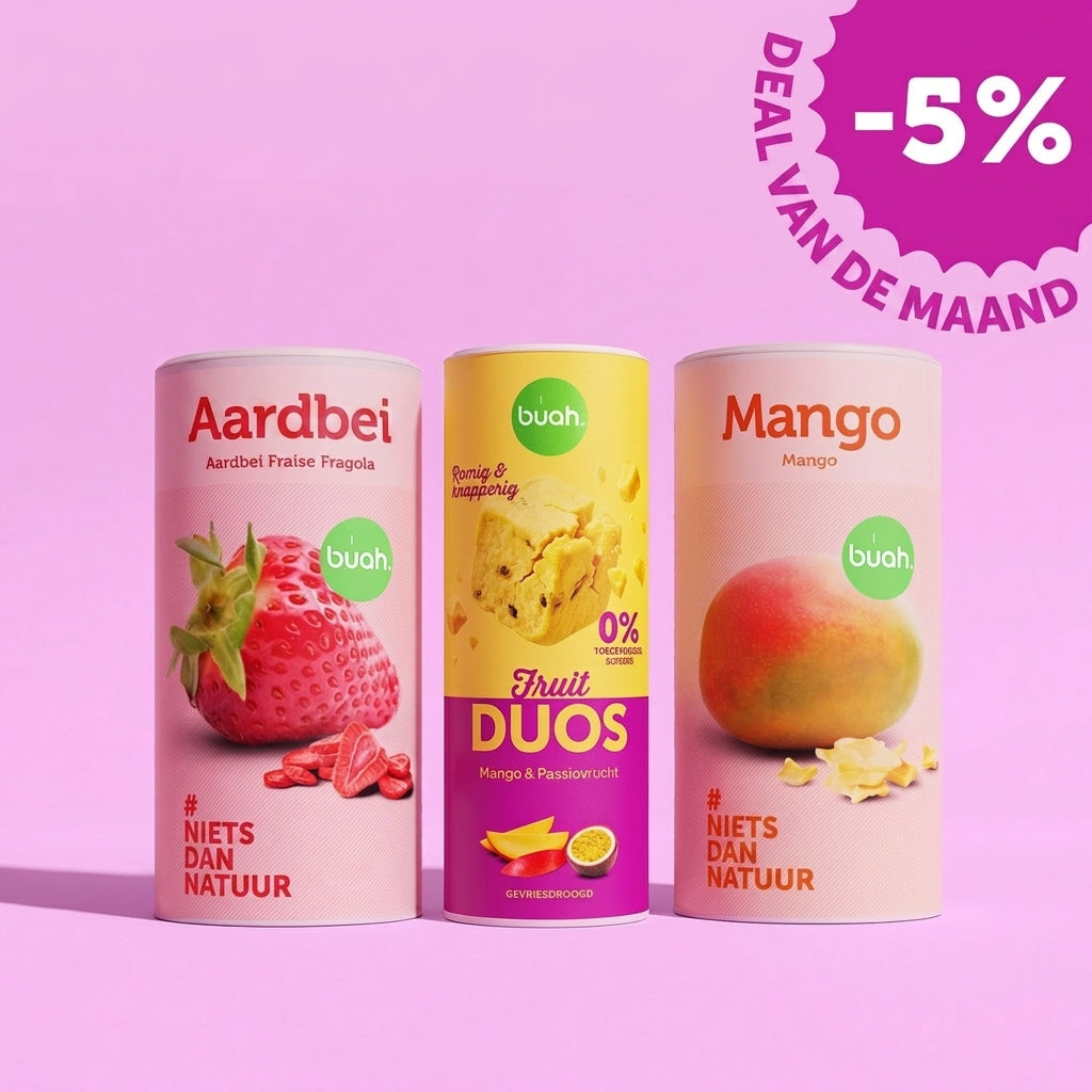 Drie grote bussen buah gevriesdroogd fruit (aardbei, golden kiwi, mango) staan naast elkaar tegen een roze achtergrond. Rechtsboven staat een badge met de tekst "-5% DEAL VAN DE MAAND".
