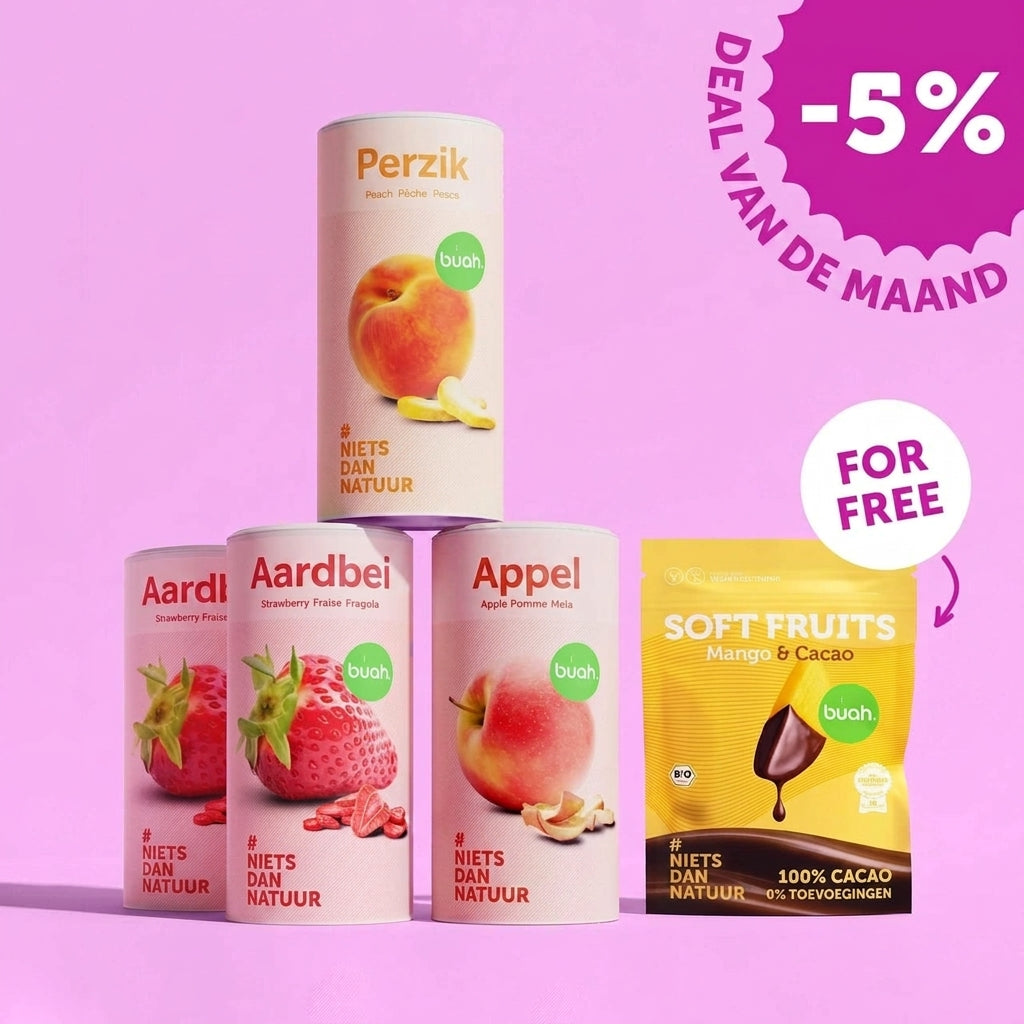 Een piramide van drie grote bussen buah gevriesdroogd fruit (perzik staat op aardbei en appel). Rechts daarvan staat een zakje buah Soft Fruits Mango & Kakao met een "FOR FREE" aanduiding. Rechtsboven een badge: "-5% DEAL VAN DE MAAND".