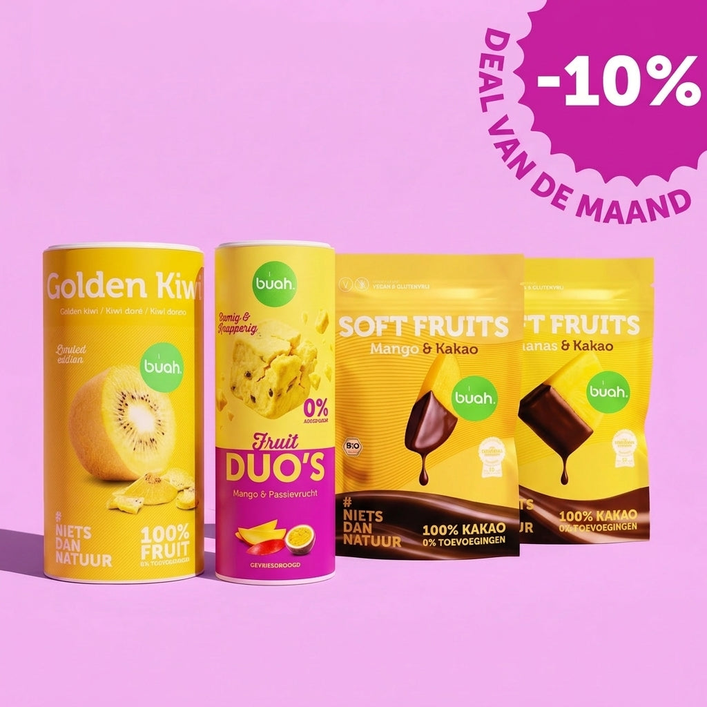Een gele bus buah Golden Kiwi staat naast de Slim-bus buah Fruit DUOS Mango & Passievrucht. Rechts daarvan staan twee gele zakjes buah Soft Fruits (Mango & Kakao en Ananas & Kakao). Rechtsboven een badge: "-10% DEAL VAN DE MAAND".