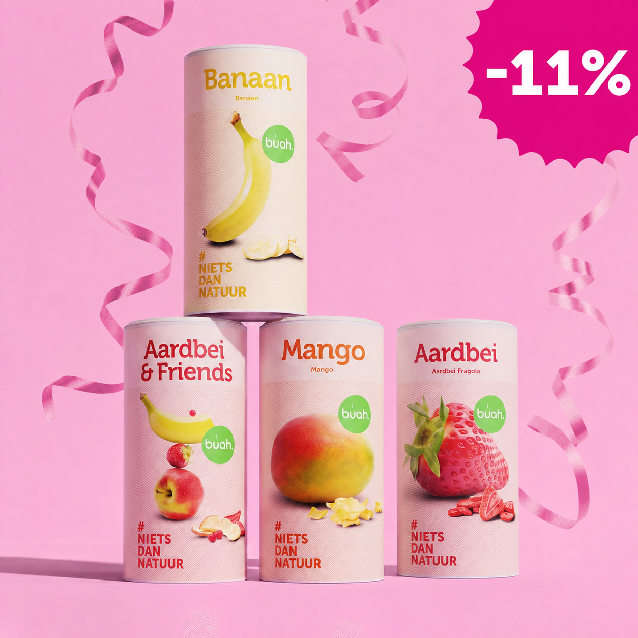 Vier grote bussen buah gevriesdroogd fruit vormen een piramide tegen een roze achtergrond met vallende roze feestlinten. Bovenaan staat banaan, daaronder aardbei & friends, mango en aardbei. Rechtsboven staat een gekartelde badge met "-11%".