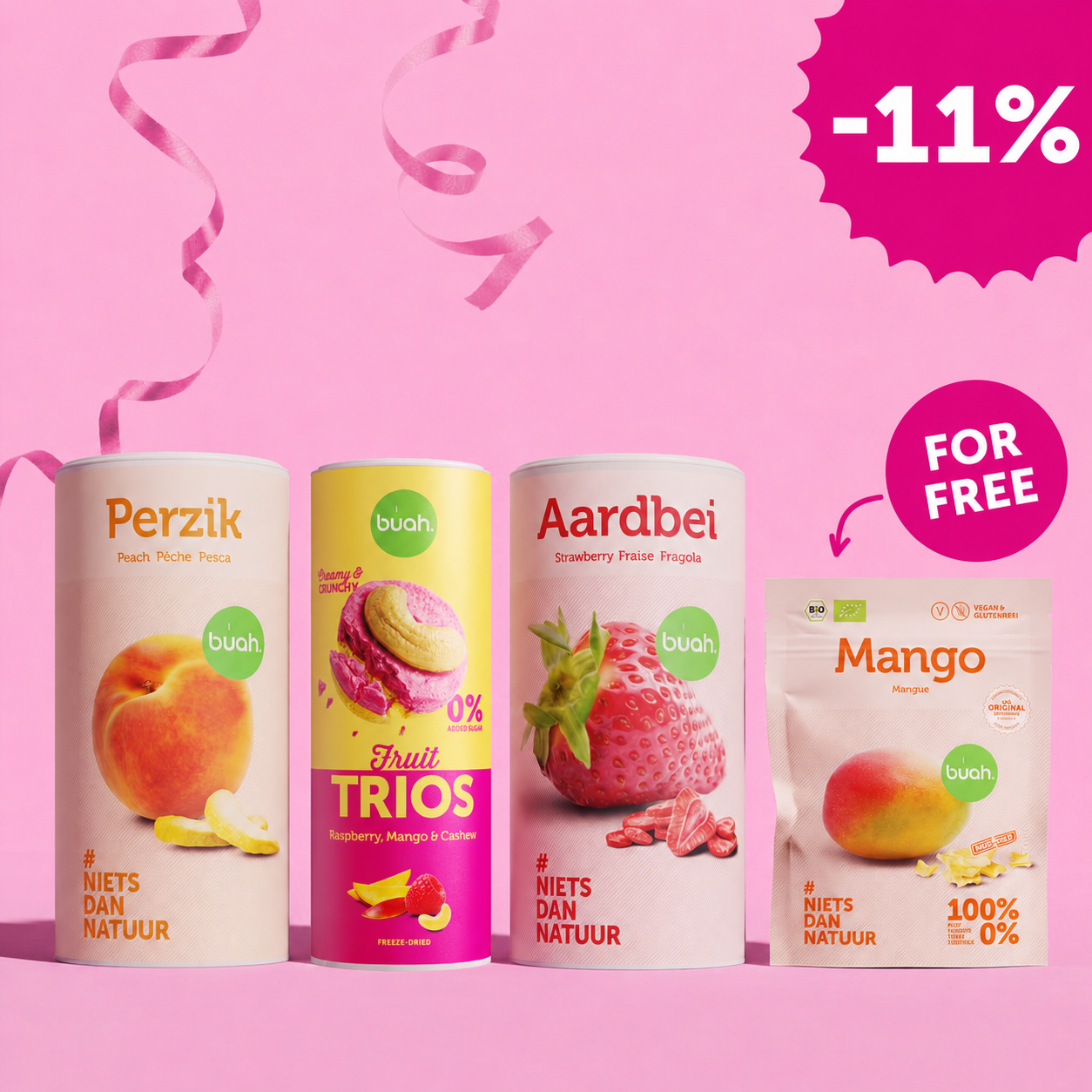 Drie grote buah bussen (perzik, Fruit TRIOS framboos-mango-cashew en aardbei) staan naast een klein zakje mango tegen een roze achtergrond met roze feestlinten. Rechtsboven een gekartelde badge met "-11%", boven het zakje staat in een witte bubbel "FOR FREE".