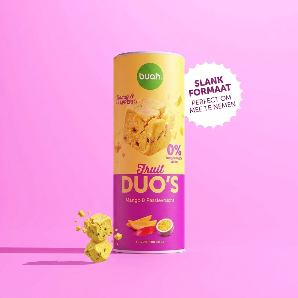 Een Slim-bus buah Fruit DUOS Mango & Passievrucht staat in het midden tegen een roze achtergrond. Daarnaast staat in een witte, gekartelde bubbel: "SLANK FORMAAT PERFECT OM MEE TE NEMEN". Aan de linkerkant zweven fruitblokjes.