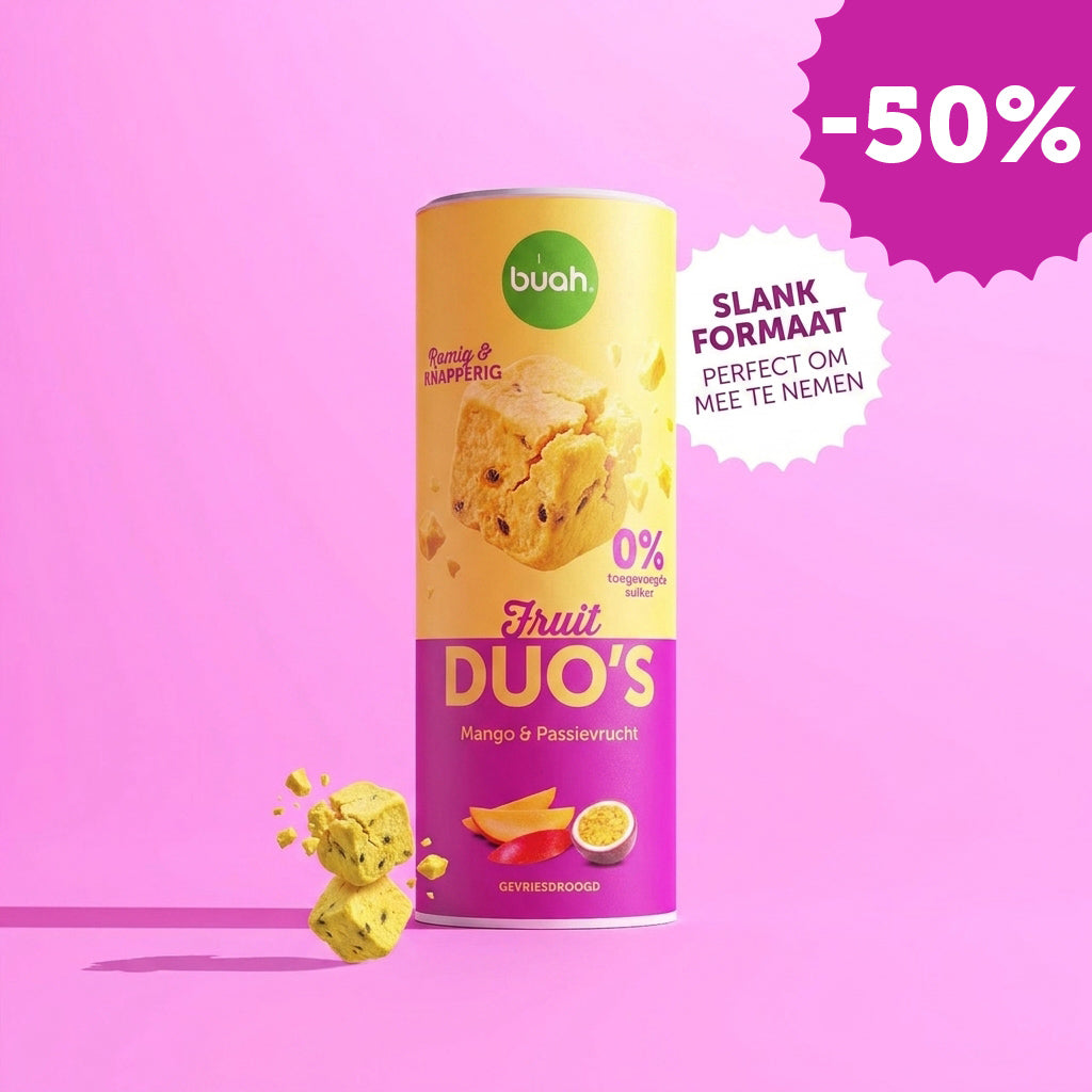 Een Slim-bus buah Fruit DUOS Mango & Passievrucht staat in het midden tegen een roze achtergrond. Daarnaast staat in een witte, gekartelde bubbel: "SLANK FORMAAT PERFECT OM MEE TE NEMEN". Aan de linkerkant zweven fruitblokjes.