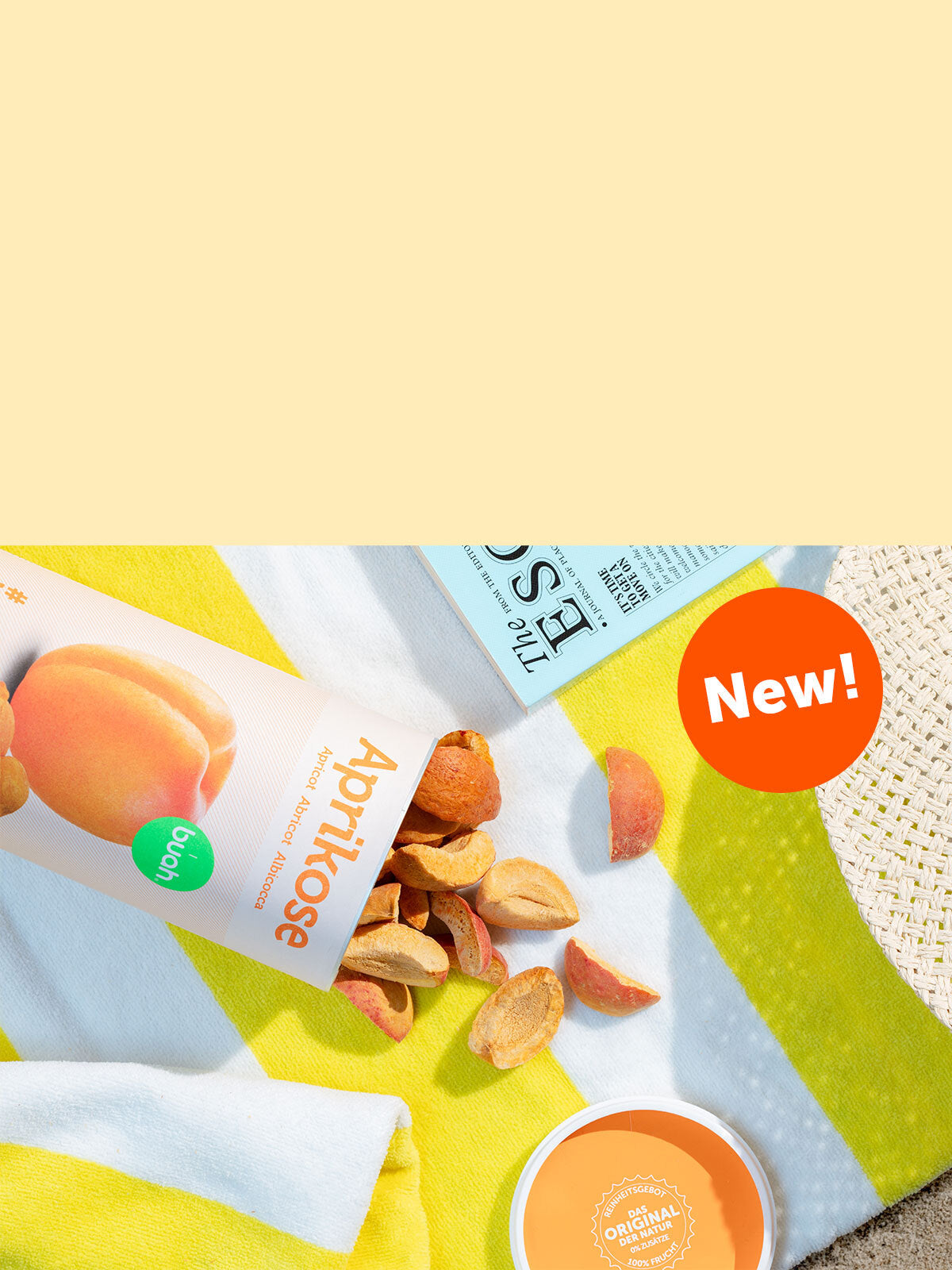 Split Screen mit obigem buttergelbem Hintergrund, unten Bild einer umgekippten buah Dose Aprikose auf einem Strandhandtuch