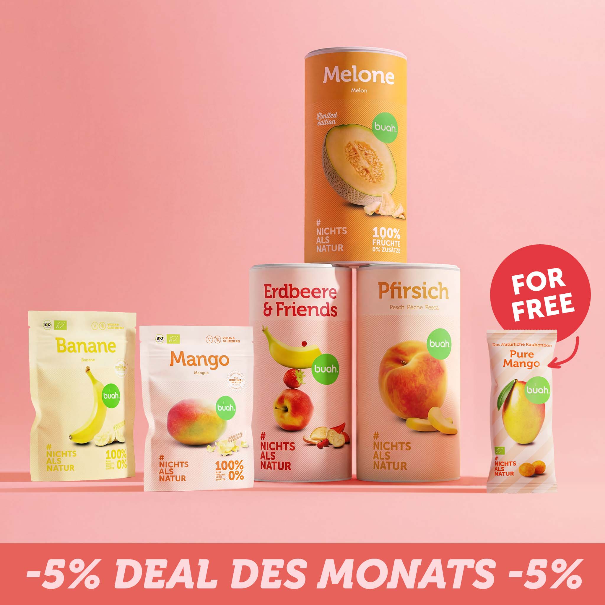 buah mom und dad. Eine große Dose buah gefriergetrocknete Melone steht pyramidenförmig auf zwei großen Dosen der Sorten Erdbeere & Friends und Pfirsich vor einem pinken Hintergrund. Davor stehen zwei kleine Beutel Bio Banane und Mango und ein Packung Bio Mango Kaubällchen mit einem roten „GRATIS“-Hinweis. Unten zeigt ein Banner „-5% Deal des Monats -5%.