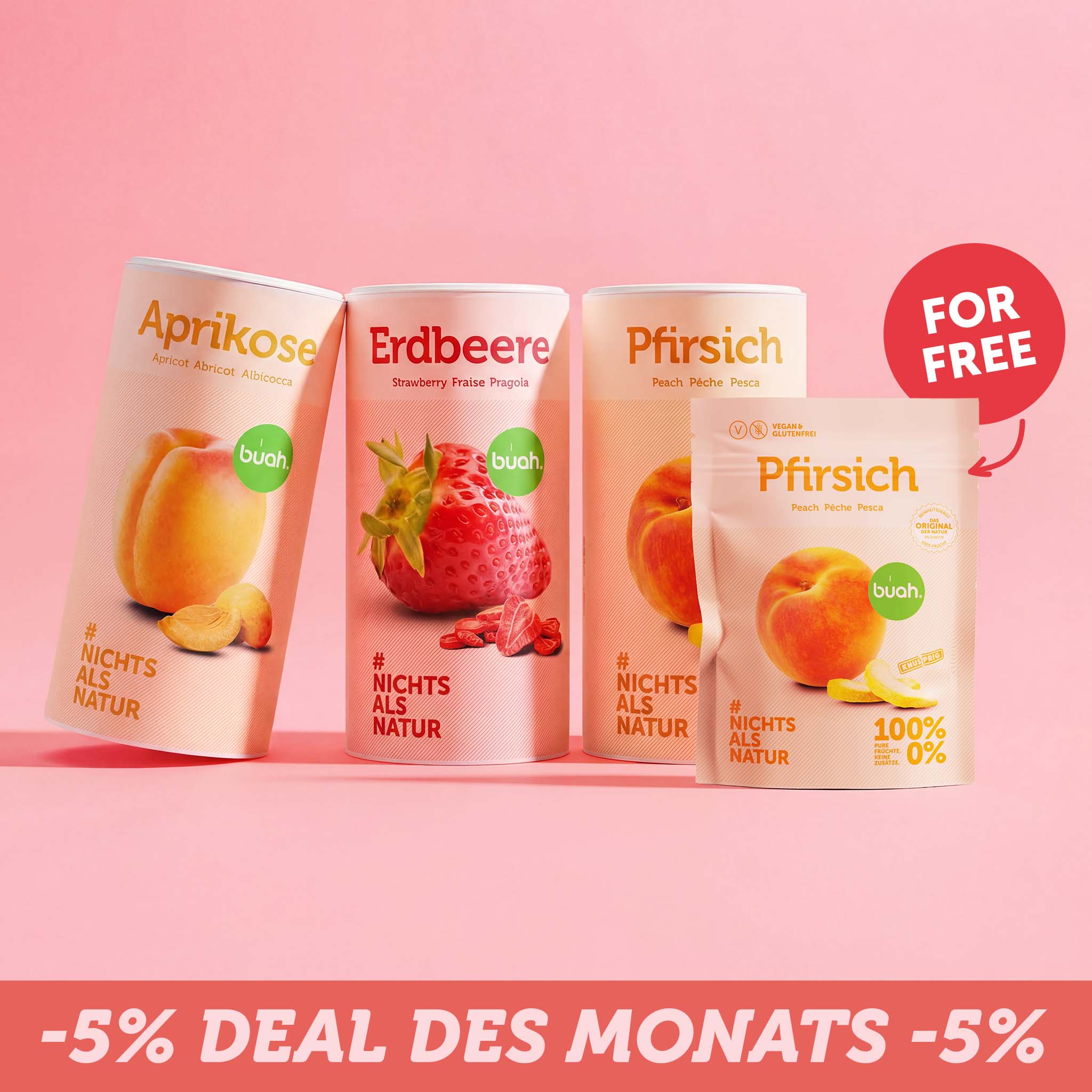 buah vitamin helden. Drei große Dosen buah gefriergetrocknete Früchte in den Sorten Aprikose, Erdbeere und Pfirsich stehen nebeneinander vor einem pinken Hintergrund. Rechts davor steht ein kleiner Beutel Pfirsich mit einem roten „GRATIS“-Hinweis. Unten verläuft ein Banner mit „-5% Deal des Monats -5%“.