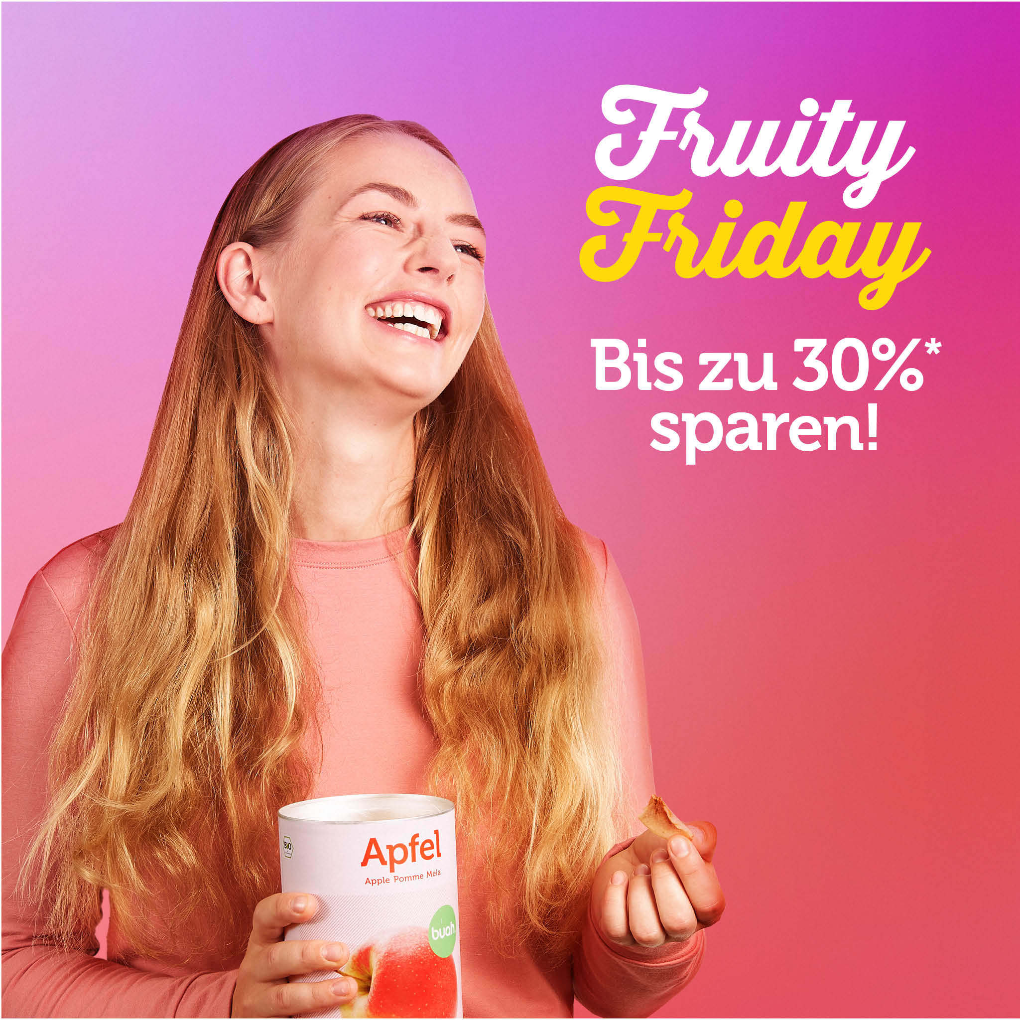 Junge Frau mit blonden langen Haaren ist vor rosa-orangenem Hintergrund abgebildet mit Black Friday Aufschrift und isst buah Apfel 