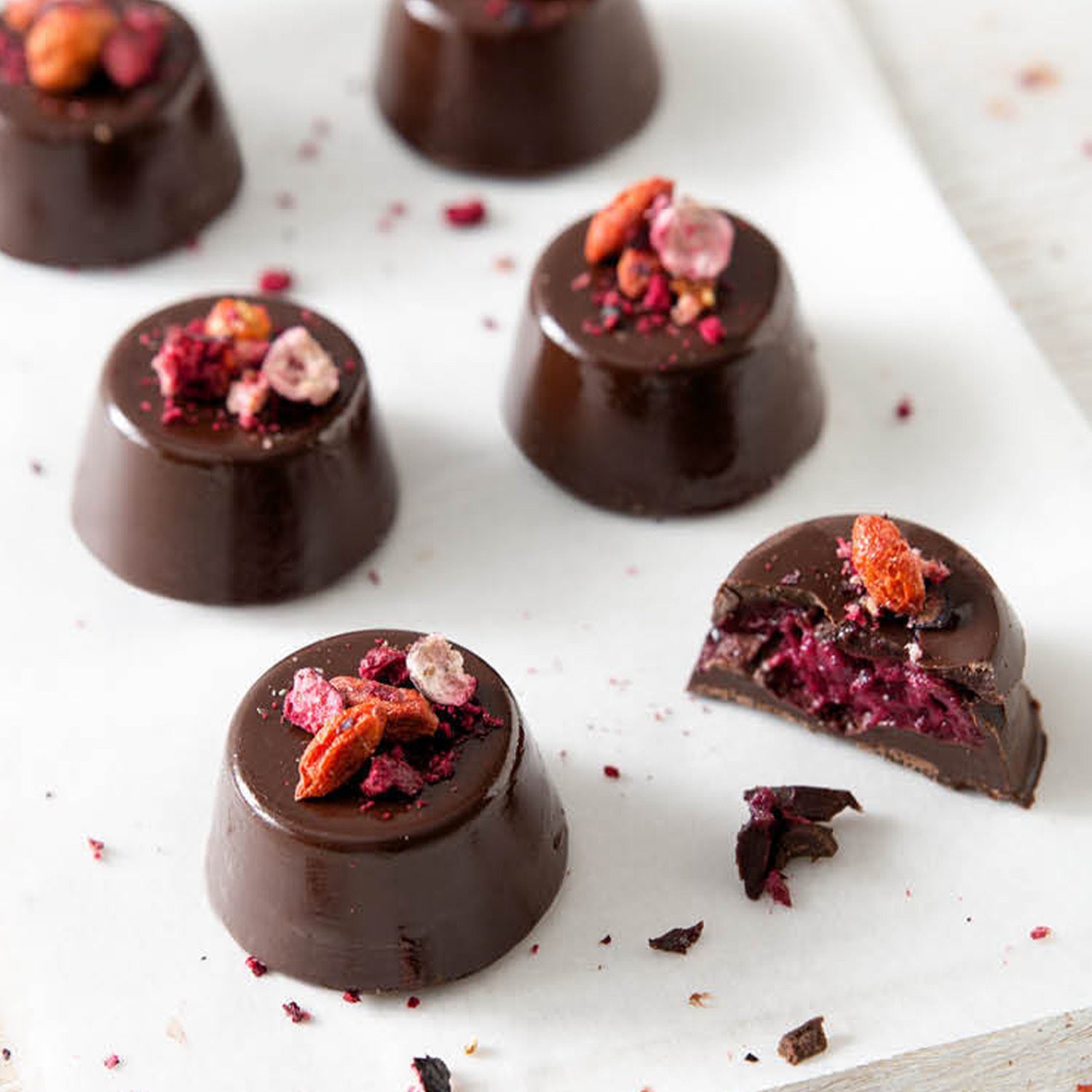 Selbstgemachte Pralinen mit buah  gefriergetrockneten Fruechten als Valentinstag Geschenk