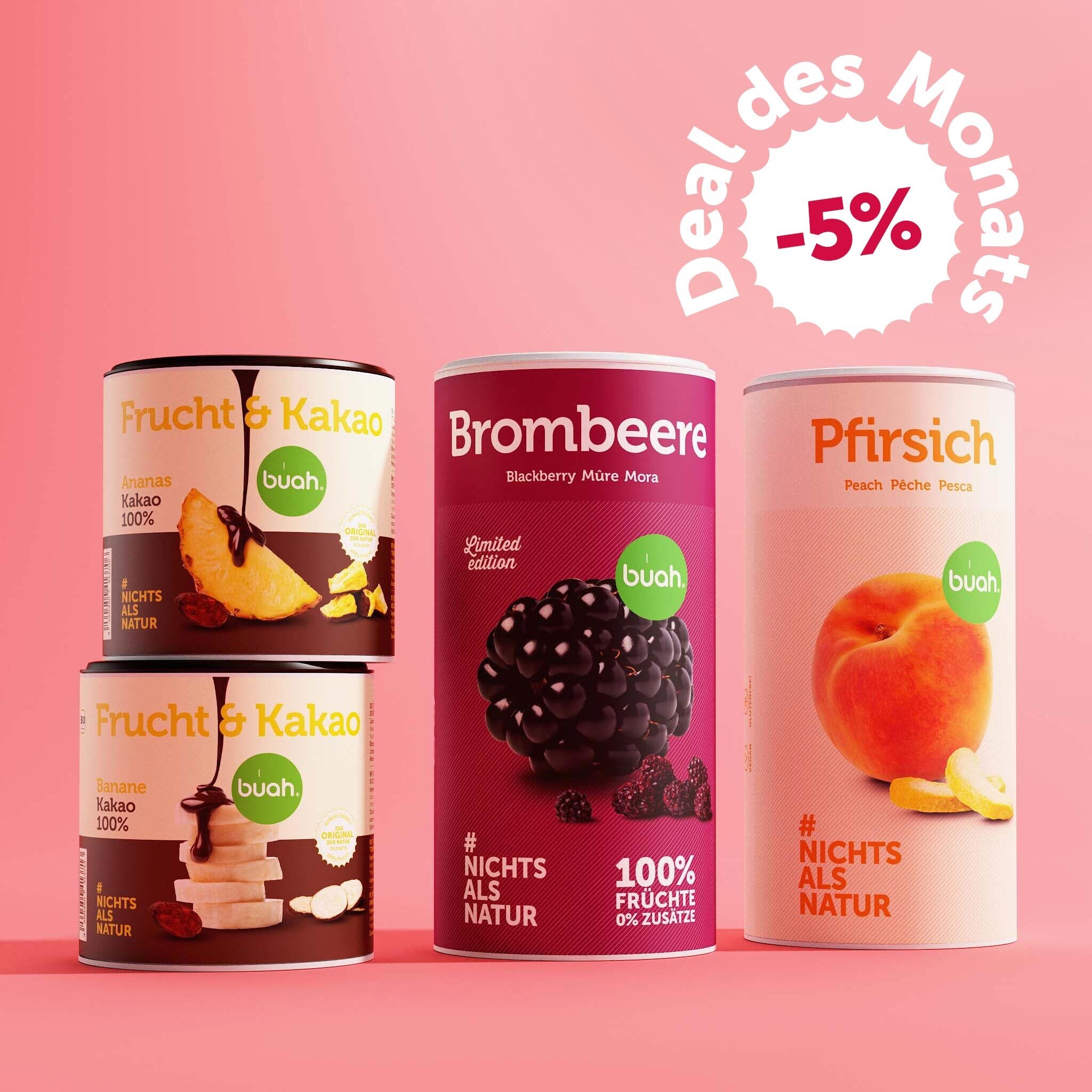 buah Neuheiten Set mit neuen Sorten Schokofrüchten, Banane und Ananas, daneben Dose gefriergetrockneter Pfirsich und Brombeere von buah, 5% Bade vor rosa Hintergrund
