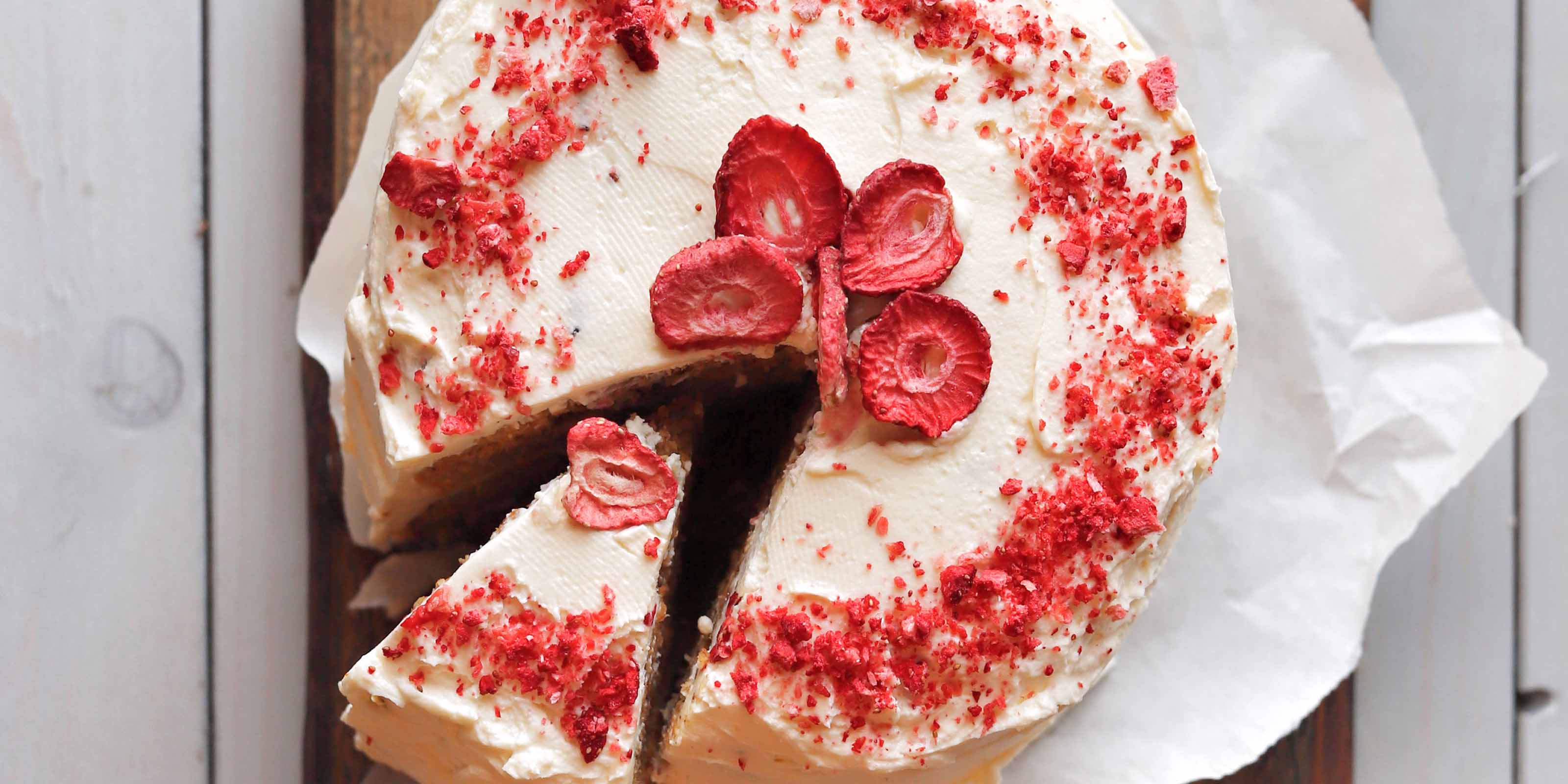 Ruebli Torte mit roten buah Erdbeeren als Topping auf einer weißen Buttercreme 