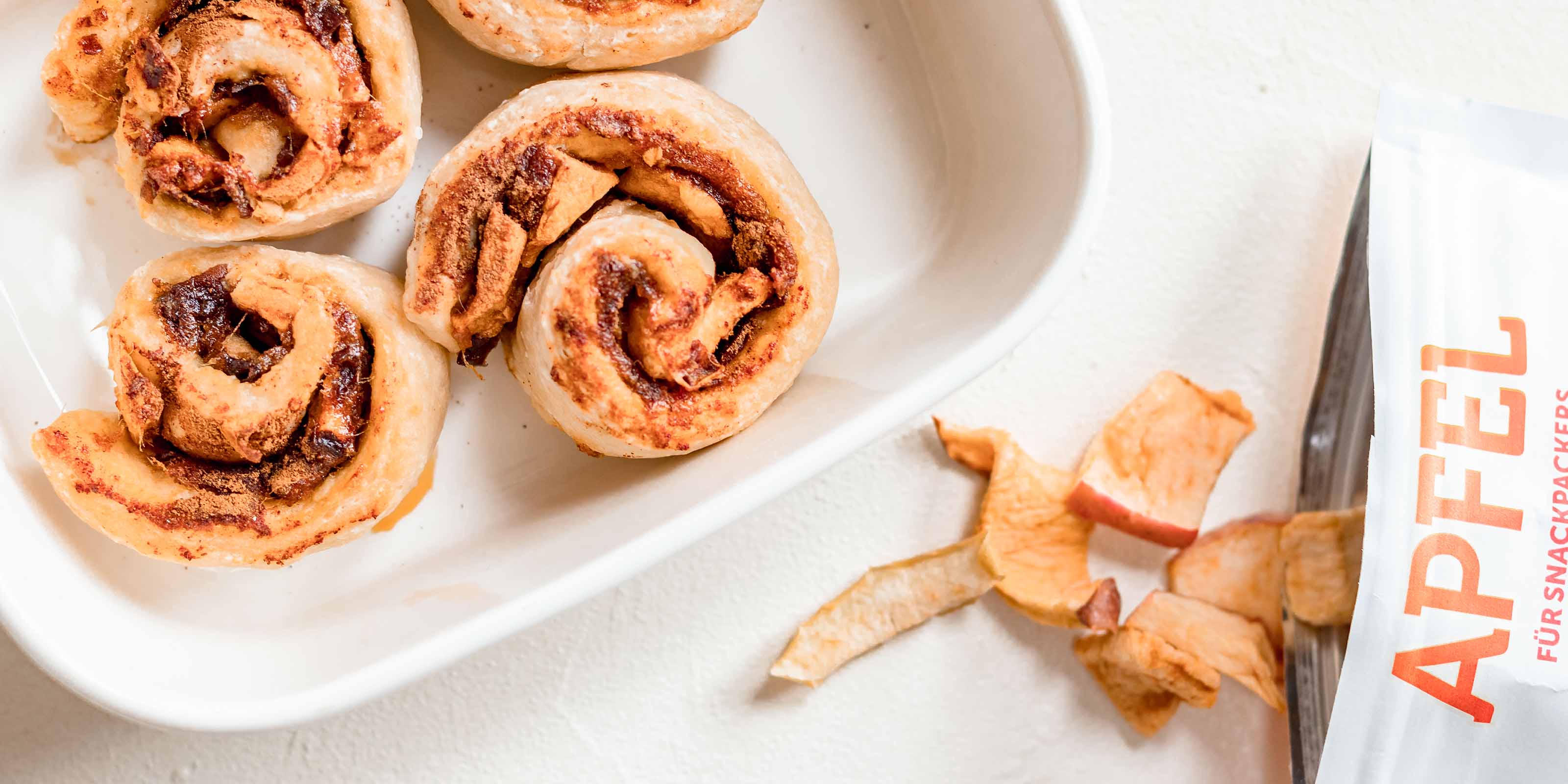 Vegane Apfel Zimtschnecken mit buah Apfel und Zimt liegen in einer Schale