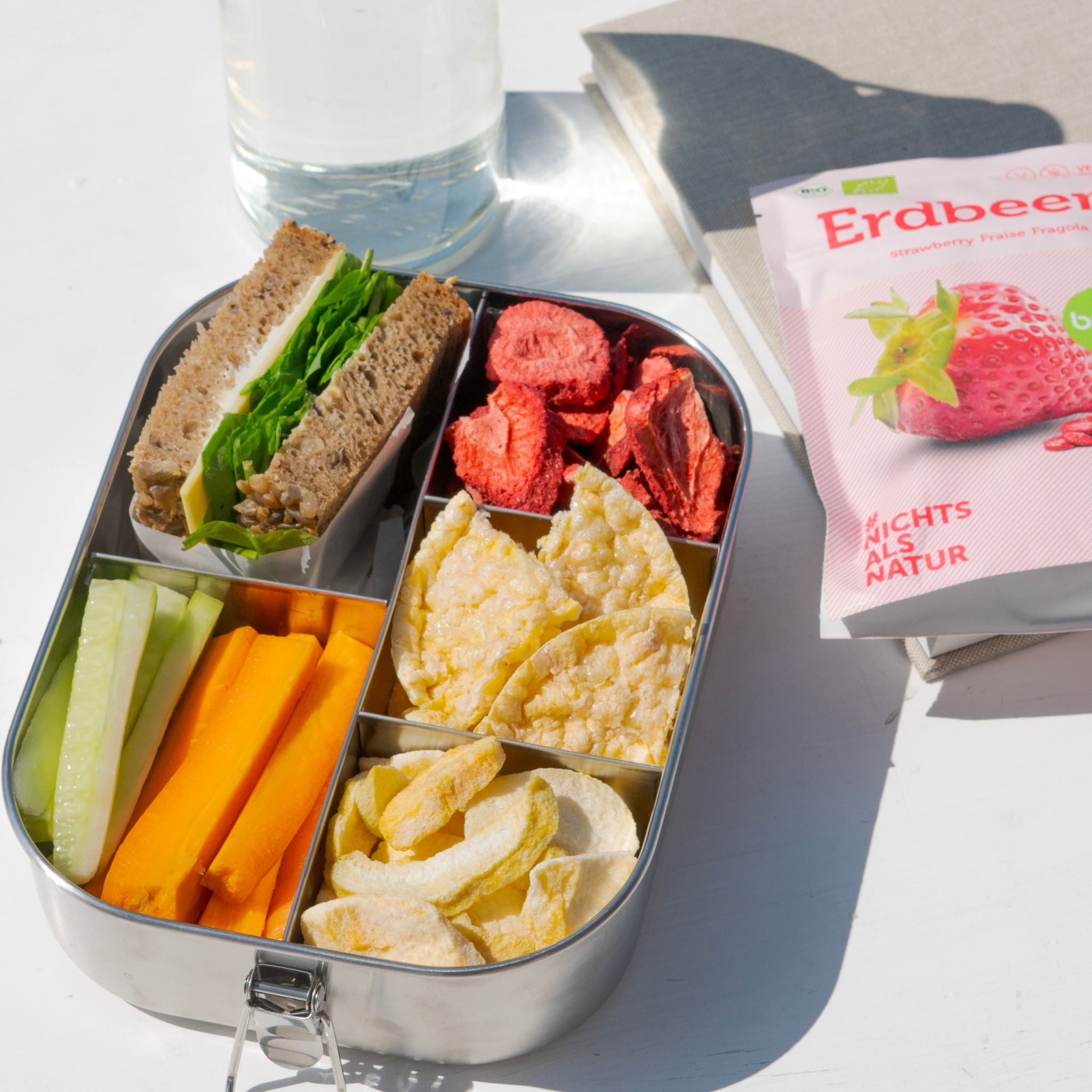 Lunchbox aus Metall mit Gemuese und buah Fruechten Erdbeere und Pfirsich