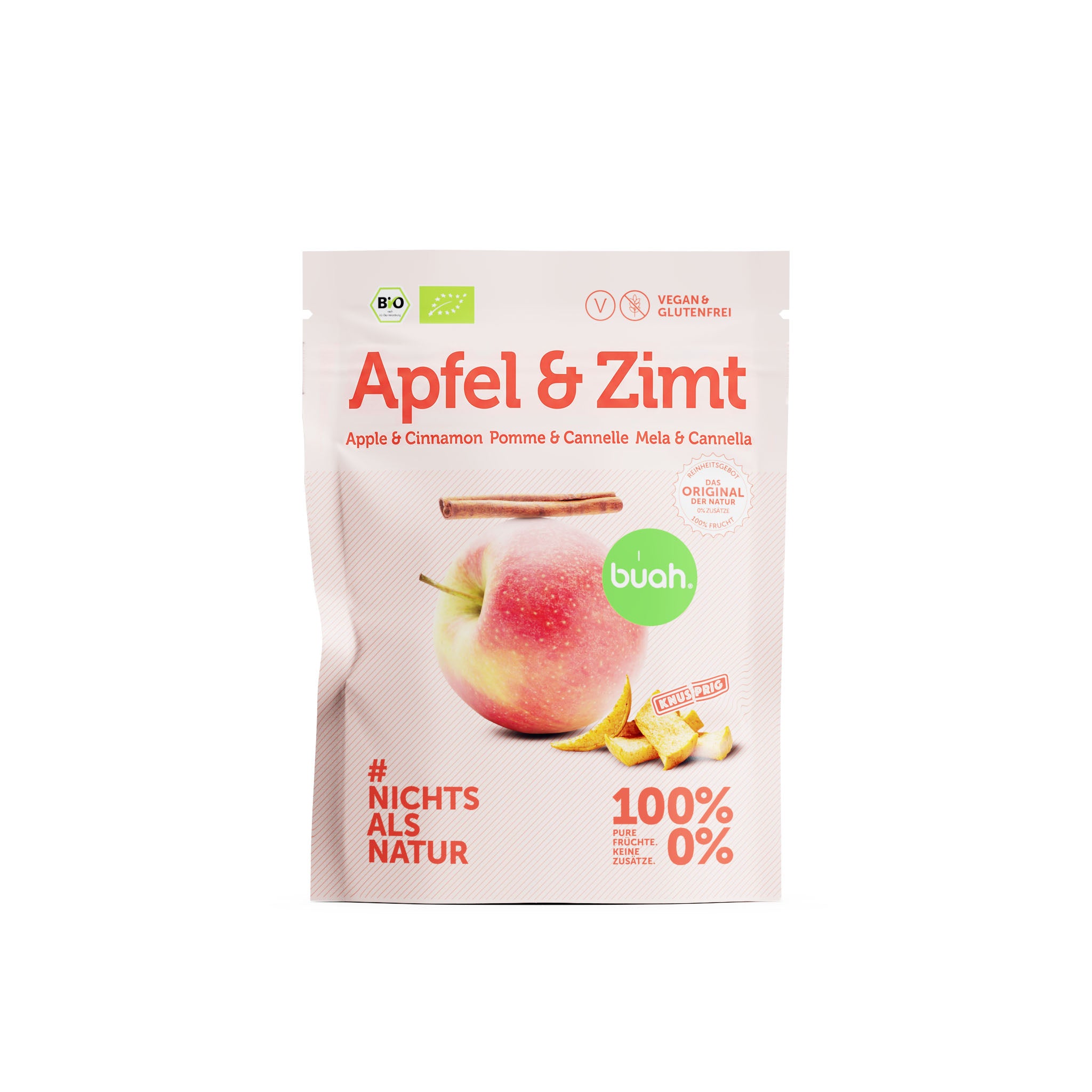 Ein kleiner Beutel buah gefriergetrocknete Früchte der Sorte Apfel & Zimt steht freigestellt auf einem weißen Hintergrund. Davor liegen einige knusprige Apfelstücke.