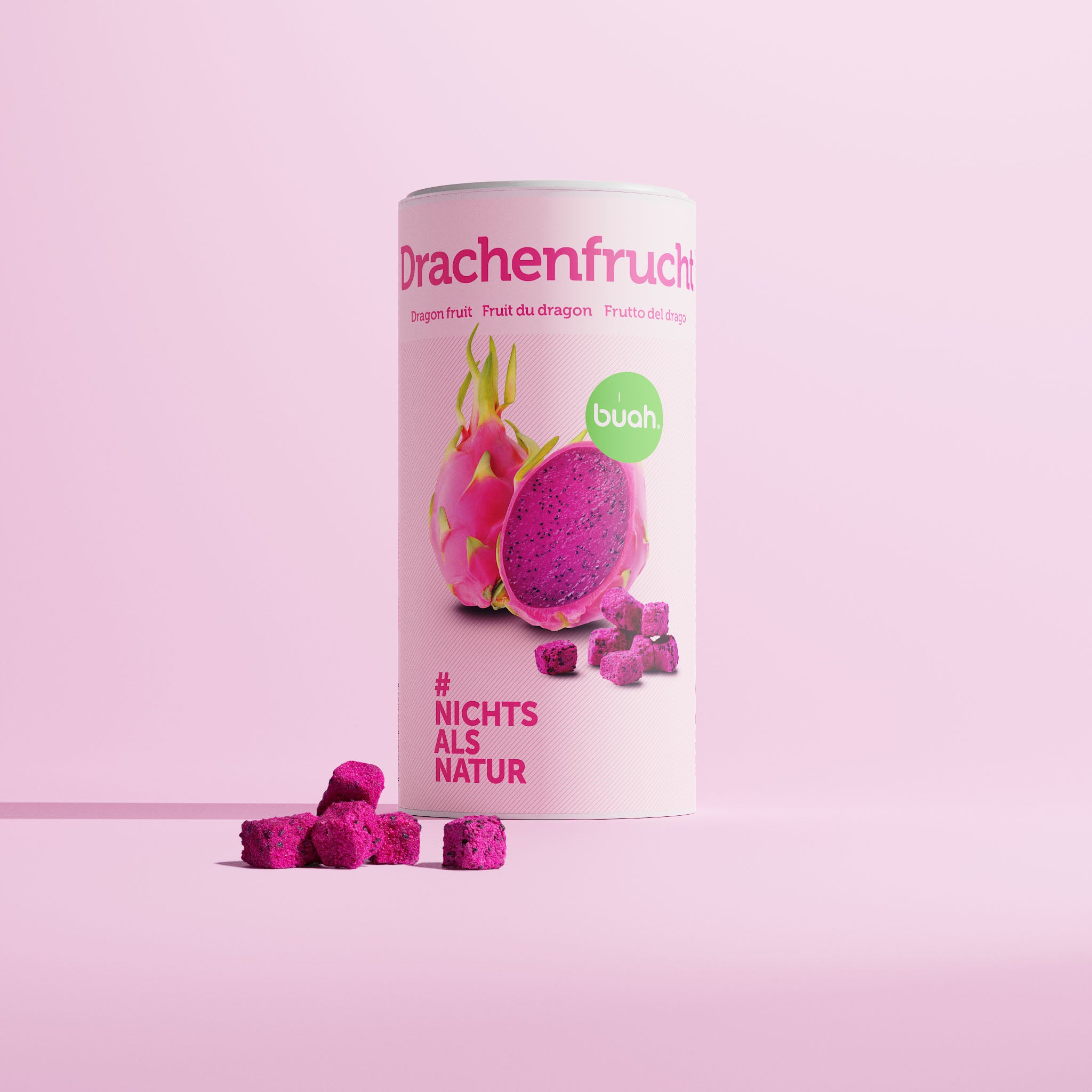 Abbildung der Doe buah Drachenfrucht, pinke Zylinder-foermige Dose mit der Abbildung einer frischen Drachenfrucht auf der Packung vor rosa Hintergrund